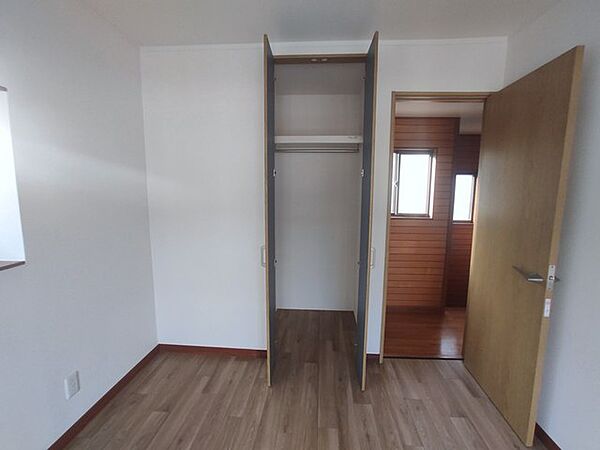 部屋と部屋の隙間をうまく使ったスリムな収納スペース。