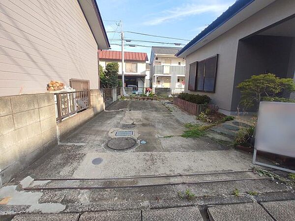 セカンドカーにも便利、駐車2台可の敷地。