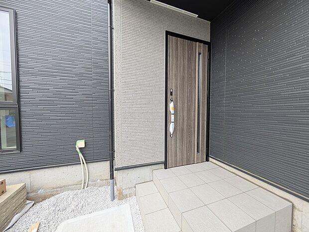 この扉を開けると、新築の木の匂いが待ってます。 