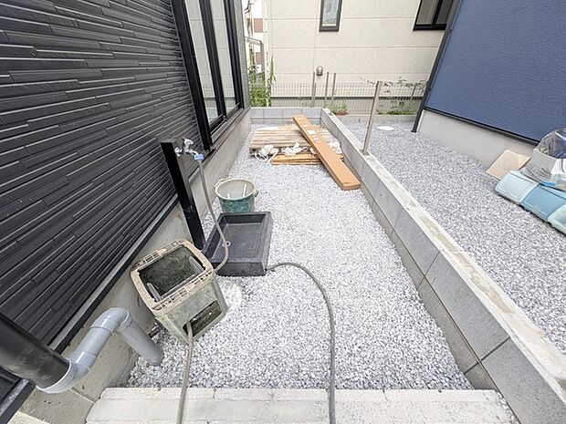 季節のお花を少し楽しむのにちょうどいいサイズのお庭です。 