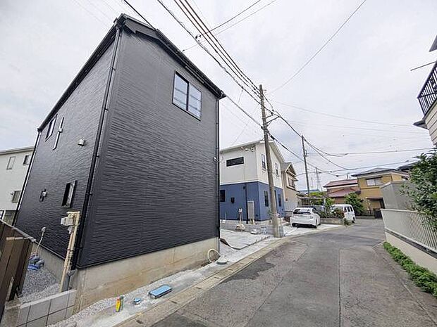 住民の方が主に利用する交通量少なめの道路に面してます。 