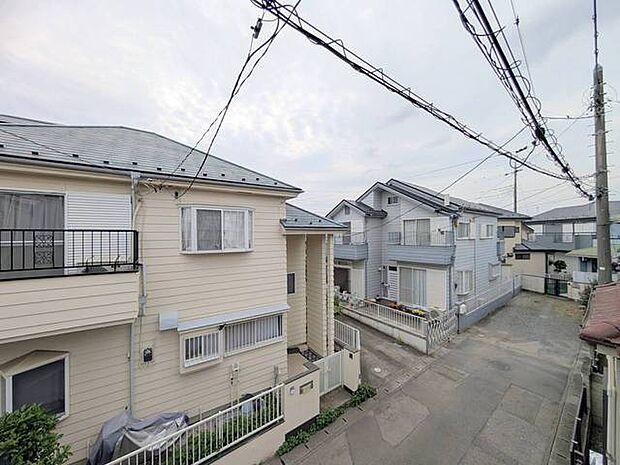 あたり一帯に住宅が広がる立地、住宅地ならではのロケーション。 
