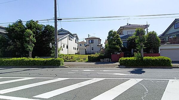 前面道路は歩道も整備され、小さなお子様にも安心です。