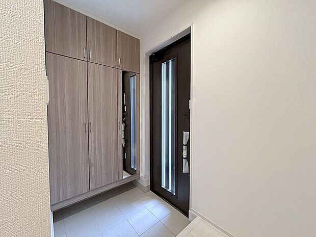 シンプルなデザインの玄関収納。