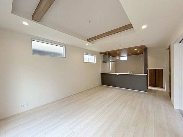 大画面ＴＶの配置も可能なワイドリビングは約16.5帖。 