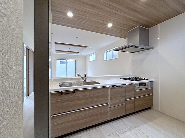 料理をしながらでも、ご家族との会話を楽しめる対面キッチン。