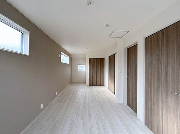 大きめのベッドを置いても、まだゆとりが持てる大きさ。10.6帖の主寝室。将来は間仕切りで。洋間二部屋分に対応可能。