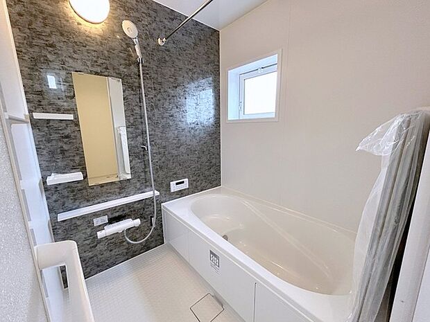 広々1坪タイプのゆったり浴室ユニット。防カビ・抗菌素材なのもうれしい。 