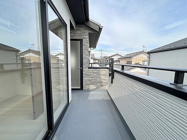 らくらくお洗濯を助ける広いバルコニー。