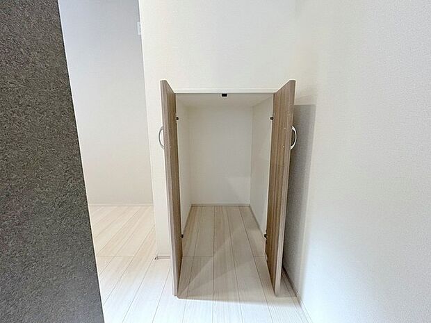 部屋と部屋の隙間をうまく使ったスリムな収納スペース。