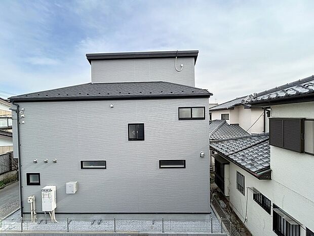 車通りの少ない閑静な住宅地、のびのびした子育てに適します。