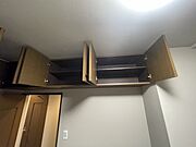 部屋と部屋の隙間をうまく使ったスリムな収納スペース。 