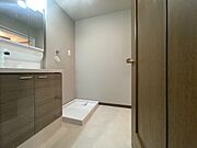 ドライヤーの風に包まれながら、今日一日の終わりを感じる。そんな、地味だけど決して無くてはならない、名脇役。 