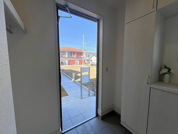 最寄り駅まで徒歩13分の近さ。 忙しい朝が助かる立地、 暮らしにゆとりが生まれます。