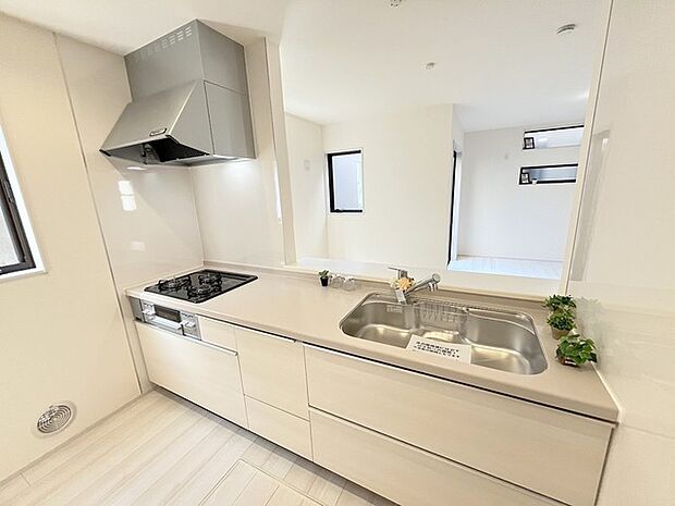 リビングで遊ぶお子様を見守りながらお料理ができる、対面キッチン。