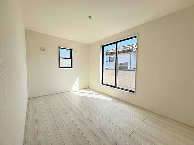 バルコニーからはたっぷりと太陽の光が舞い込みます。