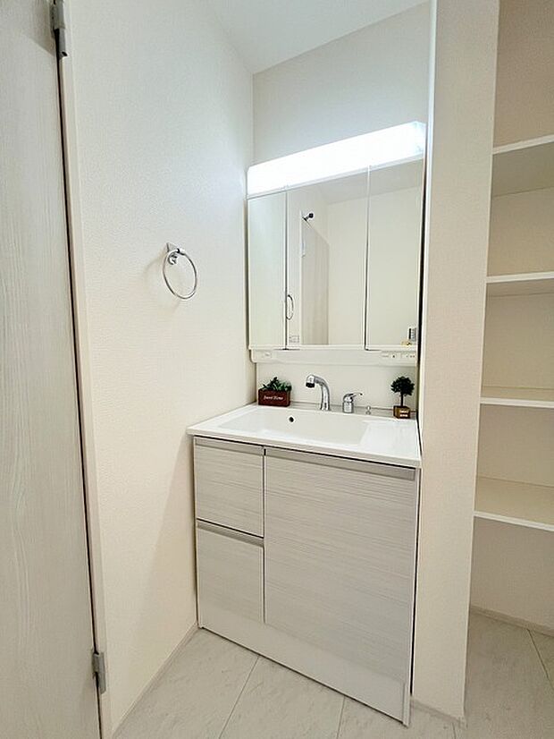 三面鏡を採用した洗面化粧台。鏡の裏にも収納スペースがあります。