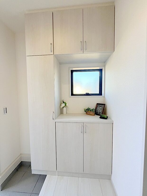 玄関を開けたらシューズボックス、使いやすい配置です。