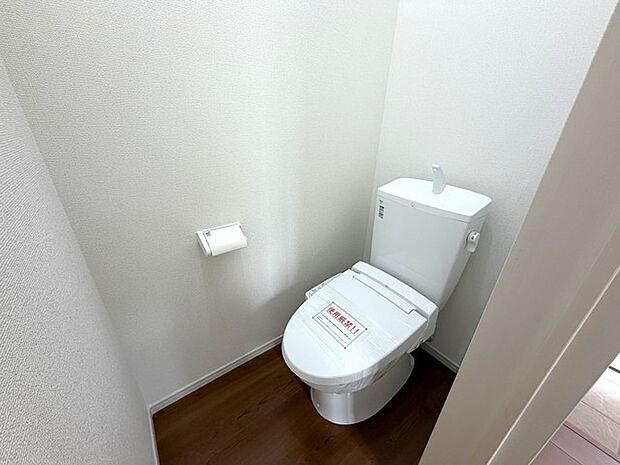 ウォシュレット機能付き。憩いの場としてひそかに注目度の高いお手洗いにもご注目ください。