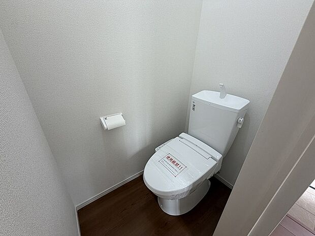 ウォシュレット機能付き。憩いの場としてひそかに注目度の高いお手洗いにもご注目ください。