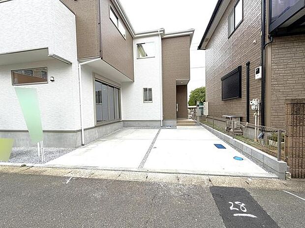 並列2台駐車可能な、ゆとりのカースペースがここに。