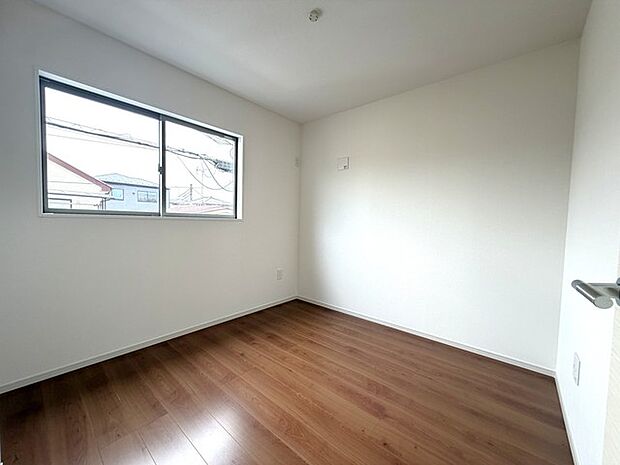 今からここを誰のお部屋にしようか、そんな洋室。