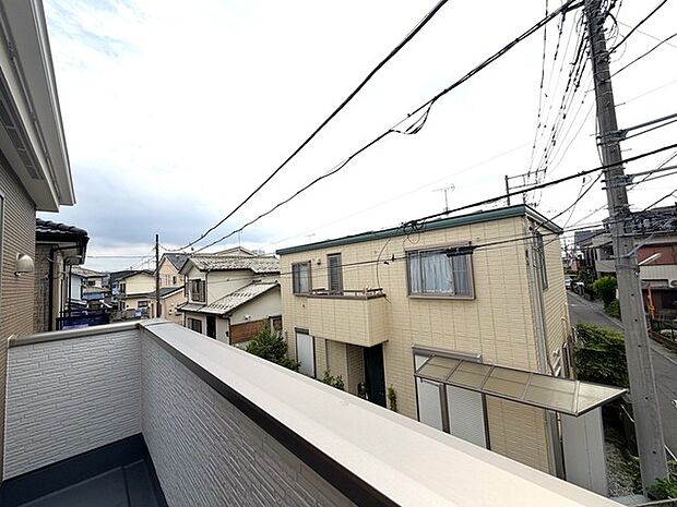 前面の住まいとの距離感があるから、圧迫感を感じません。
