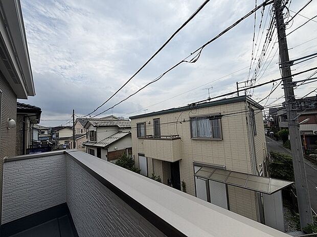 前面の住まいとの距離感があるから、圧迫感を感じません。