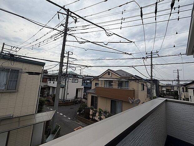 あたり一帯に住宅が広がる立地、住宅地ならではのロケーション。