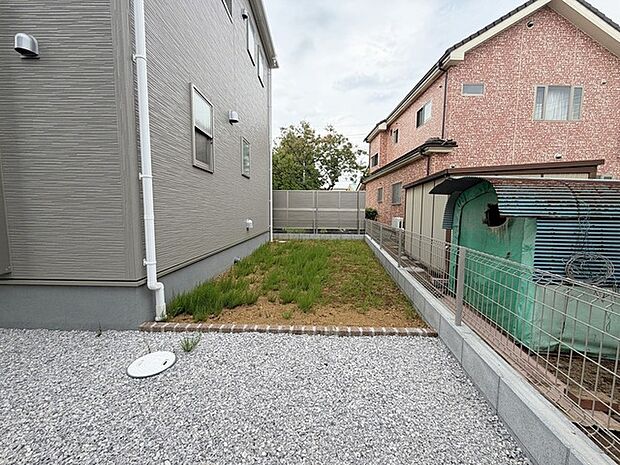 季節のお花を少し楽しむのにちょうどいいサイズのお庭です。