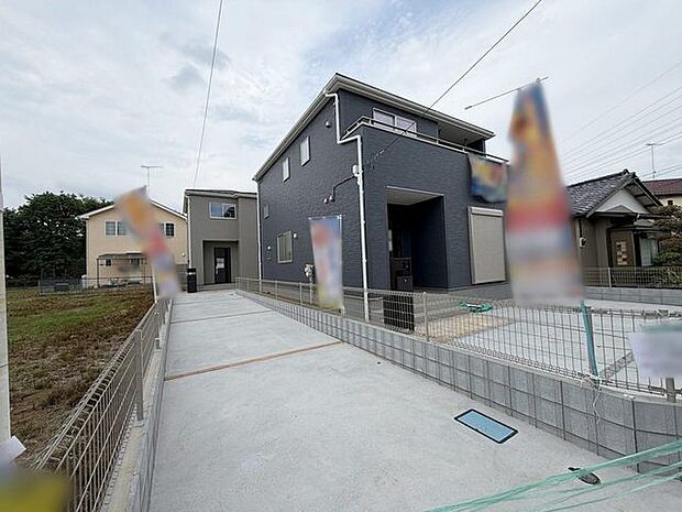 駐車場は2台まで駐車可能。マイカーの車幅もお確かめください。