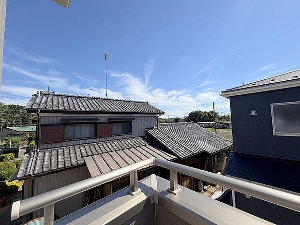 車通りの少ない閑静な住宅地、のびのびした子育てに適します。