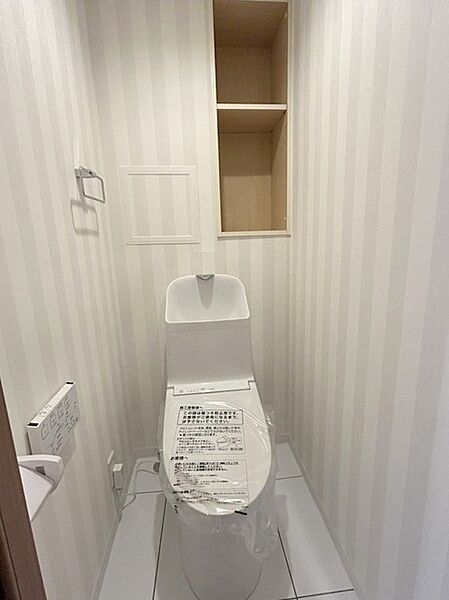お掃除らくらく。便座脇の操作盤をなくした、リモコンタイプのお手洗い。