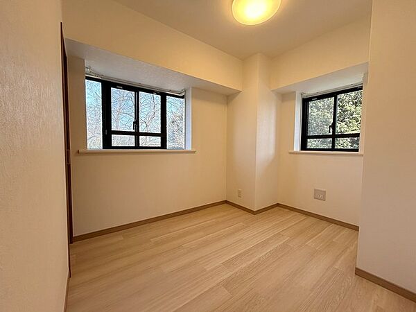 たっぷりの陽光と、心地よい風が舞い込みます。今からここを誰のお部屋にしようか、そんな洋室。