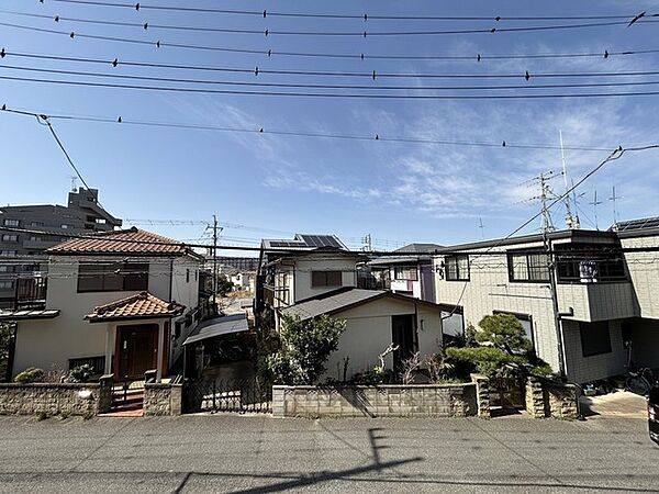 あたりには住宅を中心とした建物が広がります。