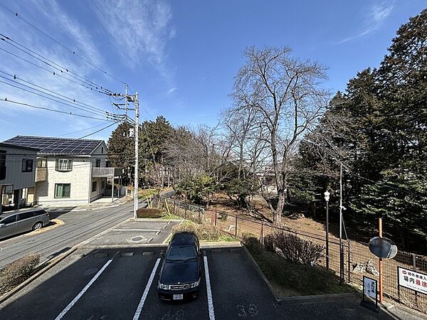 前面の住まいとの距離感があるから、圧迫感を感じません。