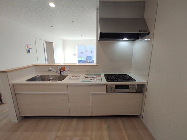 リビングで遊ぶお子様を見守りながらお料理ができる、対面キッチン。 