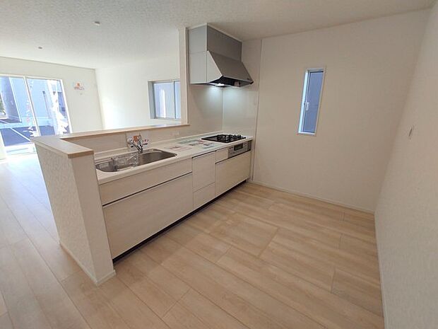 吊戸棚で視界を遮らず、パノラマ感を重視したタイプのキッチンスペース。 