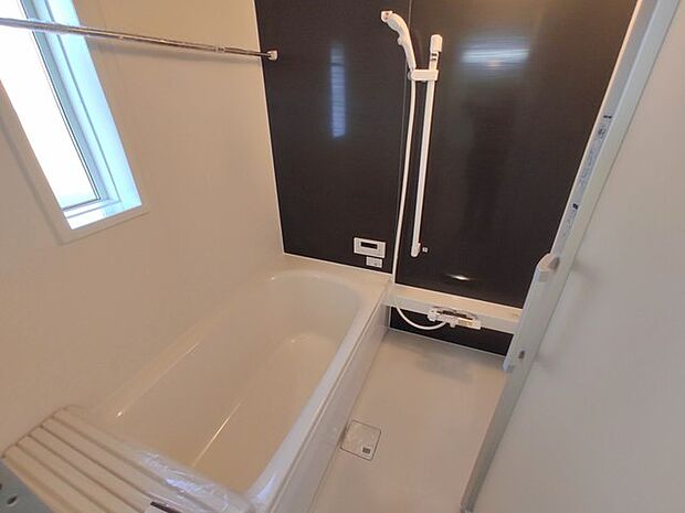 バスユニット1坪タイプ、浴室乾燥機、手すり付き。 