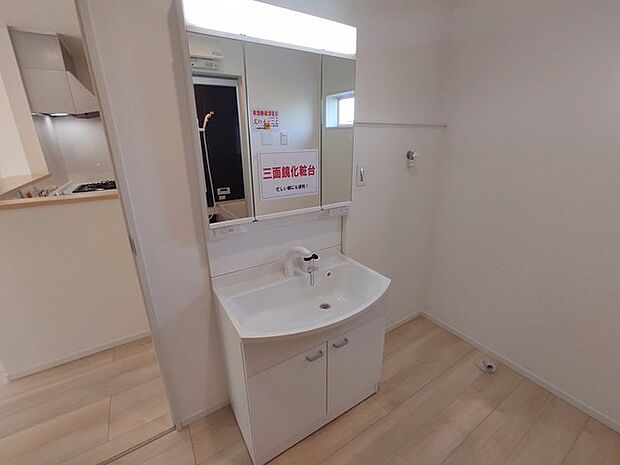 洗面化粧台は清潔感の漂うホワイトをベースカラーに、シンプルなデザインで。