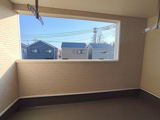 後付けのテラス屋根よりデザイン性にも優れた屋根付きバルコニー。