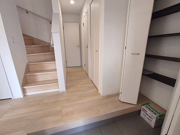 誰も住んだことのない家の玄関スペース。あたらしい木のにおいを感じていただけると思います。 