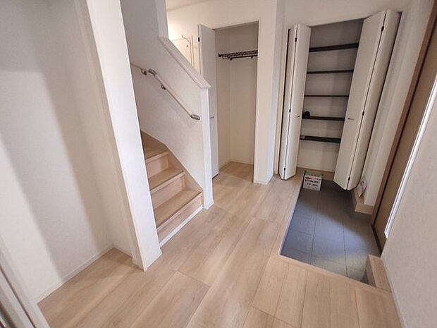 靴がしっかり収まるから、散らかりがちな玄関もスッキリ。