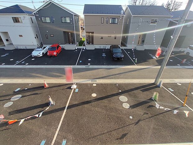 前面の住まいとの距離感があるから、圧迫感を感じません。