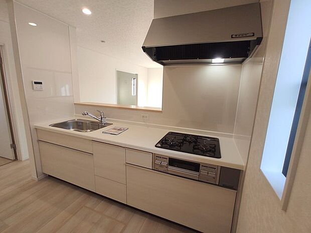 リビングで遊ぶお子様を見守りながらお料理ができる、対面キッチン。 