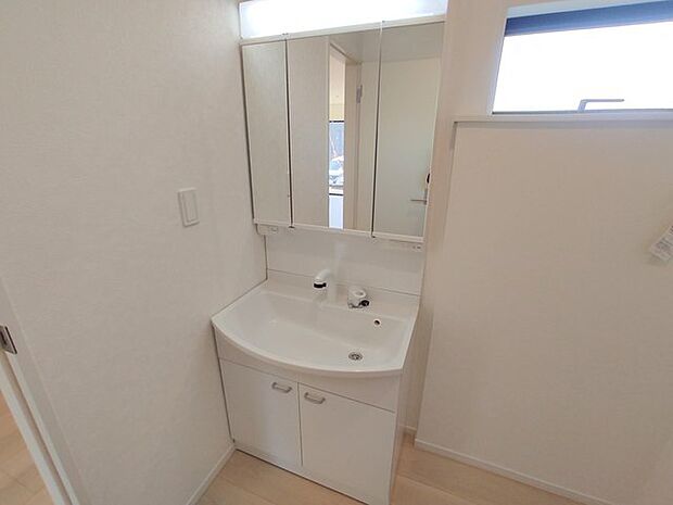 ゆとりの洗面スペースで、朝の身支度もスムーズに。