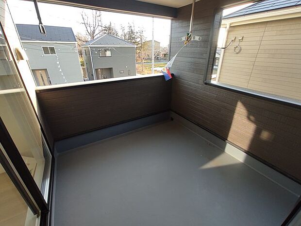 ゆとりの広さを確保したバルコニー。お布団を干すのも、この広さならラクラク。 