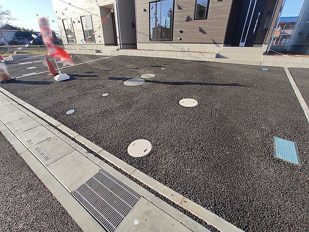 並列3台駐車可能な、ゆとりのカースペースがここに。