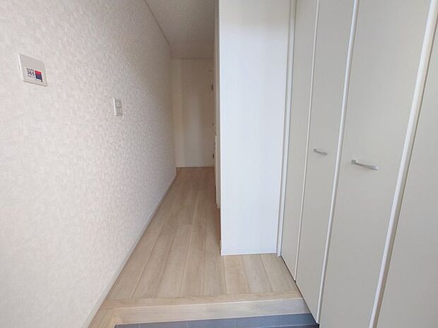 誰も住んだことのない家の玄関スペース。あたらしい木のにおいを感じていただけると思います。 