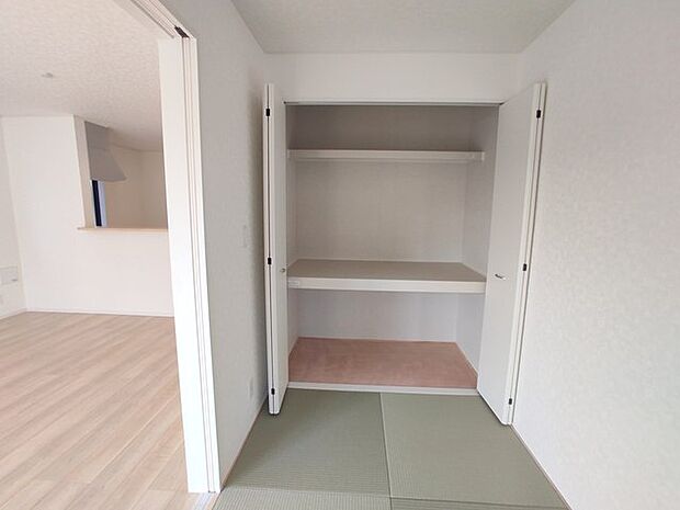 押し入れは上段に布団を、下段部分をおもちゃ箱入れとして活用される方が増えてます。 